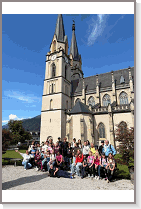 Gruppenfoto vor der Stiftskirche